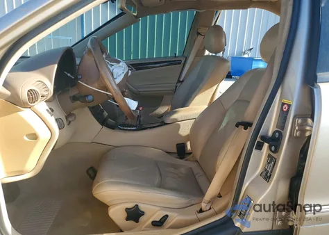 2002 Mercedes-Benz C 240 z USA, uszkodzony, nr VIN WDBRF61J62E005384